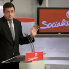 El portavoz del PSOE en el Senado, Óscar López, en una rueda de prensa.