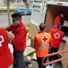 Personas voluntarias de Cruz Roja reparten alimentos durante la pandemia. DL