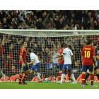 El jugador de la selección inglesa Frank Lampard (i) celebra el gol marcado a la selección española, durante su partido amistoso de fútbol jugado en el estadio de Wembley.