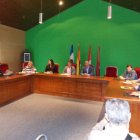 El pleno ratificó ayer la dimisión del alcalde y los ediles de IU en La Pola. BARRIO PLANILLO