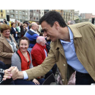 Sánchez  saluda a algunos simpatizantes antes del acto electoral en la playa de la Zurriola de San Sebastián.