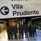 Un grupo de policías antidisturbios vigilan la estación de Ana Rosa, uno de los principales focos de las protestas de los trabajadores del metro de Sâo Paulo.