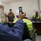 Cereño hablando para la prensa y sus compañeros en la sede de CC.OO