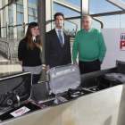 Presentación de la campaña ‘La maleta que más pesa’, ayer en el aeropuerto de León. JESÚS F. SALVADORES