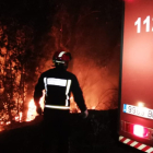 Un momento de la intervención de los bomberos en La Candamia. LUIS CANAL