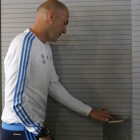 Zinedine Zidane abandona la sala de prensa de Valdebebas tras su comparecencia ante los periodistas.