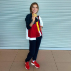 La atleta leonesa Marta García posa con la medalla de oro antes de partir a los Juegos Mediterráneos de Orán (Argelia). RODRIGO SUÁREZ
