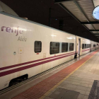 Tren Alvia estacionado en León el martes para cubrir el viaje del AVE a Madrid a las 7.10 horas.