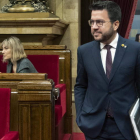 Pere Aragonés y la consellera Laura Vilagrá, a su llegada al hemiciclo del Parlament. MARTA PÉREZ