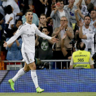 Cristiano Ronaldo celebra en el Bernabéu el segundo gol que le marcó el Madrid al Elche.