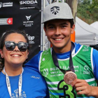 Claudia Arias junto a su hermano Marcos con la medalla. DL