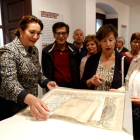 Eva Merino, directora del Archivo, la consejera de Cultura y miembros de la familia Pariente, que ha hecho una valiosa donación. MARCIANO PÉREZ