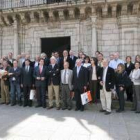 Riesco posa con los participantes en el primer encuentro de cirujanos