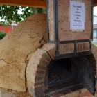 La imagen muestra el horno, reventado por la detonación de un petardo, con múltiples rajas.