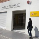 Fachada de la oficina de extranjería de Almería donde al menos siete personas fueron detenidas