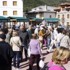 El alcalde de Posada de Valdeón, Tomás Alonso, acompañó al diputado de Desarrollo Rural, Francisco García, y al resto de autoridades en el recorrido por la feria. CAMPOS
