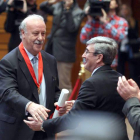 El vicepresidente de las Cortes, Fernando Rodríguez Porres, hace entrega de la Medalla de Oro a Vicente del Bosque.