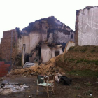 La casa, situada en una de las entradas de Toralino, era vieja y quedó totalmente calcinada.