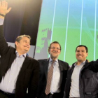 El presidente del Gobierno, Mariano Rajoy (c), junto al candidato popular a la Presidencia de la Junta, Juanma Moreno (d) y al delegado del Gobierno en Andalucía, Antonio Sanz, el pasado 6 de marzo.