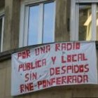 Los trabajadores de Radio Nacional desplegaron ayer una pancarta de protesta en sus instalaciones