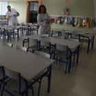 Un comedor de un colegio se prepara para la comida