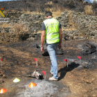 Un agente del Seprona delimita la zona de inicio de un incendio forestal el pasado verano. GUARDIA CIVIL