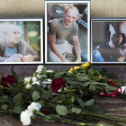 Ofendas florales ante las fotografías de los 3 periodistas rusos asesinados, ante la sede de la Unión Rusa de Periodistas, en Moscú.