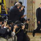 Obama, entrando en una sala de la Casa Blanca donde ofreció una rueda de prensa.