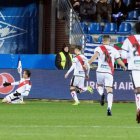 Los jugadores del Rayo celebran el gol conseguido en Mendizorroza.