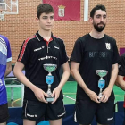 Foto de los premiados durante el torneo de tenis de mesa. DL