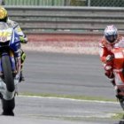 Valentino Rossi y Nicky Hayden ayer, en el circuito de Sepang.