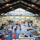 Vista general de un pabellón de deportes reconvertido en alojamiento temporal para los damnificados en Amatrice, centro de Italia.