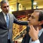 Zapatero y Llamazares conversan durante un descando en la sesión de control al Gobierno