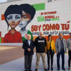 Directivos de Alfaem, el autor del mural y los concejales de Bienestar Social y Deportes. DL