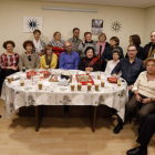 El doctor Fernando Escalante, en el centro con camisa azul, con el grupo de pacientes que participa en el proyecto ‘Café con tu hematólogo’. MARCIANO PÉREZ