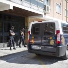 La policía, durante la reconstrucción de los hechos realizada ayer.