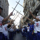 Los mineros dibujan un arco con sus cachavas.