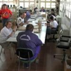 En Asprona existen talleres de encuadernación, carpintería, estampación y reciclado, entre otros