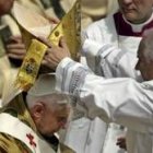 Momento en el que Benedicto XVI recibe la mitra papal durante la ceremonia celebrada en San Pedro