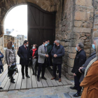 El viceconsejero de Cultura y otras autoridades, a su llegada al Castillo de Ponferrada. ANA F. BARREDO