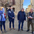 Gonzalo Santonja (dcha.), ayer, durante su visita a Urueña, la villa del libro. DL