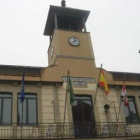 El reloj del ayuntamiento de La Robla preparado para el fin de año