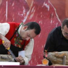 Cortadores de cecina se afanan en su labor durante un concurso celebrado en León.