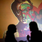 Woody Allen se proyecta en la pared de una exposición de arte titulada 'Nosotros amamos lo que Woody', por el artista argentino Hugo Echarri en Buenos Aires, Argentina.