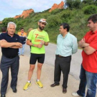 Rodríguez, Basurco, Ramón y Blanco, antes de que el atleta tomara la salida.
