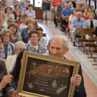 El centenario recibió una placa con el escudo municipal y el cariño de sus vecinos. DL