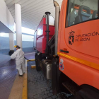Un operario del operativo de desinfección de la Diputación. DL