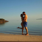 Taylor Swift y Calvin Harris se dan un beso en la playa, en una imagen de Instagram.