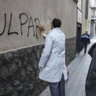 Un trabajador borra una pintada en el muro del colegio de los Maristas de Sants-Les Corts, tras estallar el escándalo de pederastia en el centro