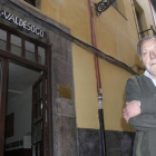 Frutos, ayer, delante de la puerta de entrada al bar Valdesogo.